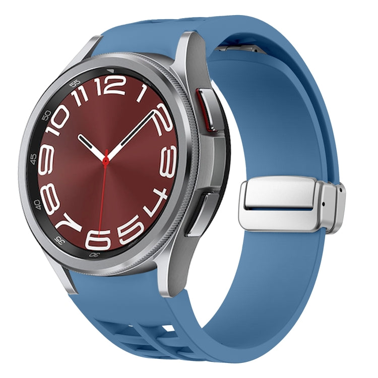Richard Magnetisches faltbares silbernes Schnallen-Silikon-Uhrenarmband, für Sansung Galaxy Watch 5 Pro 45mm, für Samsung Galaxy Watch 7 40 / 44mm, für Samsung Galaxy Watch 6 Classic 43 / 47mm
