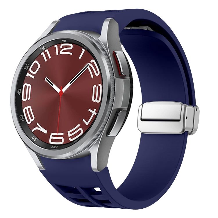 Richard Magnetisches faltbares silbernes Schnallen-Silikon-Uhrenarmband, für Sansung Galaxy Watch 5 Pro 45mm, für Samsung Galaxy Watch 7 40 / 44mm, für Samsung Galaxy Watch 6 Classic 43 / 47mm