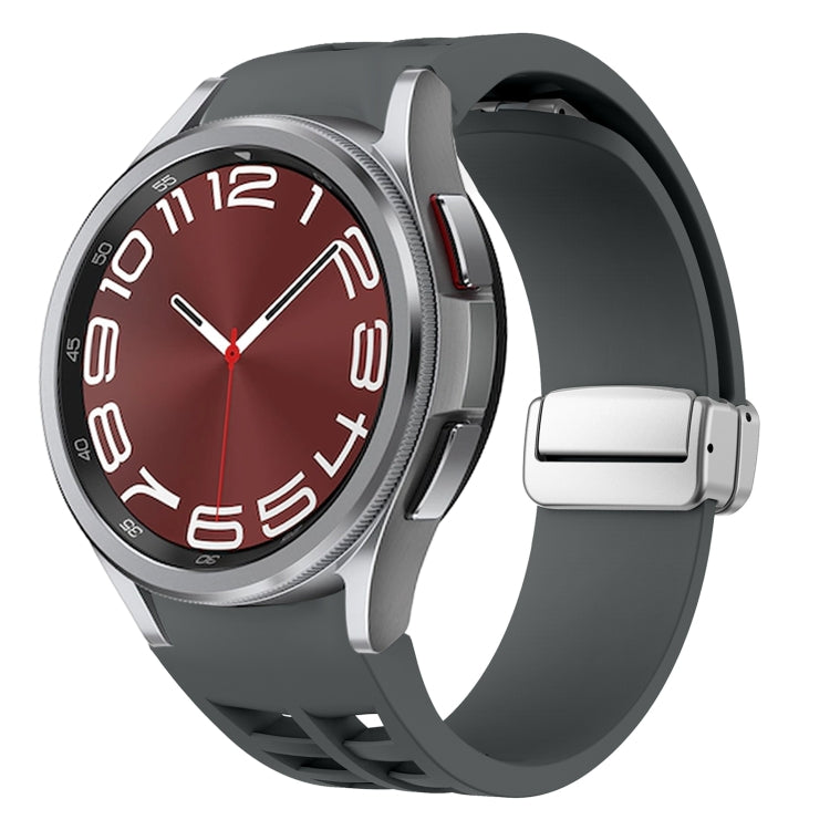 Richard Magnetisches faltbares silbernes Schnallen-Silikon-Uhrenarmband, für Sansung Galaxy Watch 5 Pro 45mm, für Samsung Galaxy Watch 7 40 / 44mm, für Samsung Galaxy Watch 6 Classic 43 / 47mm