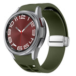 Richard Magnetisches faltbares silbernes Schnallen-Silikon-Uhrenarmband, für Sansung Galaxy Watch 5 Pro 45mm, für Samsung Galaxy Watch 7 40 / 44mm, für Samsung Galaxy Watch 6 Classic 43 / 47mm
