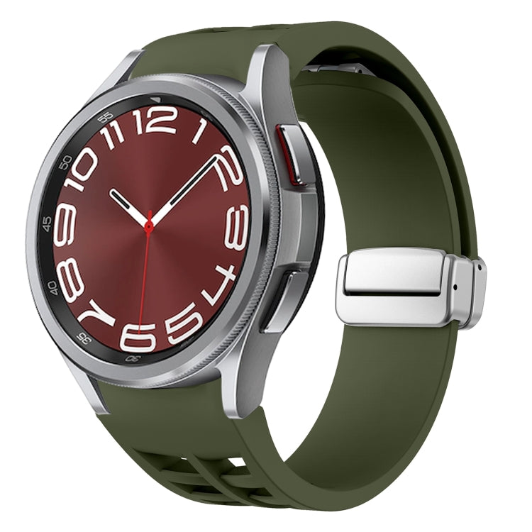Richard Magnetisches faltbares silbernes Schnallen-Silikon-Uhrenarmband, für Sansung Galaxy Watch 5 Pro 45mm, für Samsung Galaxy Watch 7 40 / 44mm, für Samsung Galaxy Watch 6 Classic 43 / 47mm