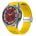 Richard Magnetisches faltbares silbernes Schnallen-Silikon-Uhrenarmband, für Sansung Galaxy Watch 5 Pro 45mm, für Samsung Galaxy Watch 7 40 / 44mm, für Samsung Galaxy Watch 6 Classic 43 / 47mm