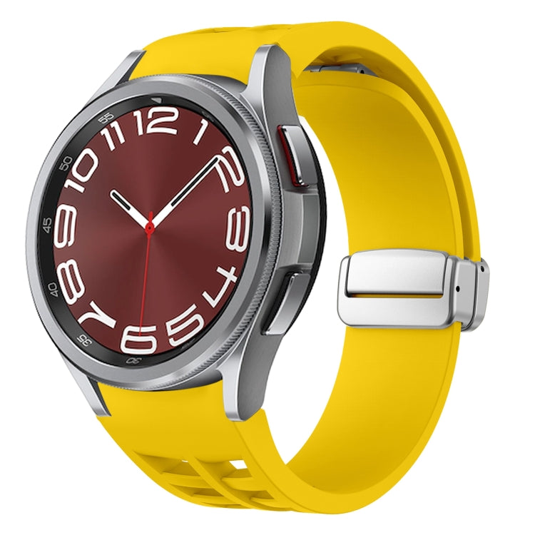 Richard Magnetisches faltbares silbernes Schnallen-Silikon-Uhrenarmband, für Sansung Galaxy Watch 5 Pro 45mm, für Samsung Galaxy Watch 7 40 / 44mm, für Samsung Galaxy Watch 6 Classic 43 / 47mm