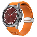 Richard Magnetisches faltbares silbernes Schnallen-Silikon-Uhrenarmband, für Sansung Galaxy Watch 5 Pro 45mm, für Samsung Galaxy Watch 7 40 / 44mm, für Samsung Galaxy Watch 6 Classic 43 / 47mm