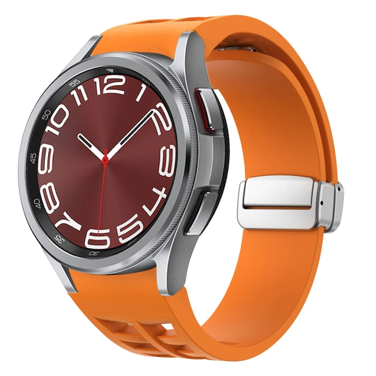 Richard Magnetisches faltbares silbernes Schnallen-Silikon-Uhrenarmband, für Sansung Galaxy Watch 5 Pro 45mm, für Samsung Galaxy Watch 7 40 / 44mm, für Samsung Galaxy Watch 6 Classic 43 / 47mm