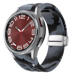 Richard Magnetisches faltbares silbernes Schnallen-Silikon-Uhrenarmband, für Sansung Galaxy Watch 5 Pro 45mm, für Samsung Galaxy Watch 7 40 / 44mm, für Samsung Galaxy Watch 6 Classic 43 / 47mm
