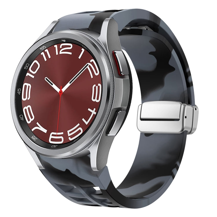 Richard Magnetisches faltbares silbernes Schnallen-Silikon-Uhrenarmband, für Sansung Galaxy Watch 5 Pro 45mm, für Samsung Galaxy Watch 7 40 / 44mm, für Samsung Galaxy Watch 6 Classic 43 / 47mm