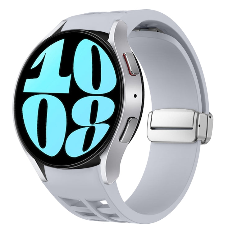 Richard Magnetisches faltbares silbernes Schnallen-Silikon-Uhrenarmband, für Samsung Galaxy Watch 6 40 / 44mm, für Samsung Galaxy Watch 5 40 / 44mm, für Samsung Galaxy Watch 4 40 / 44mm