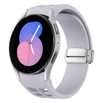 Richard Magnetisches faltbares silbernes Schnallen-Silikon-Uhrenarmband, für Samsung Galaxy Watch 6 40 / 44mm, für Samsung Galaxy Watch 5 40 / 44mm, für Samsung Galaxy Watch 4 40 / 44mm