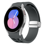 Richard Magnetisches faltbares silbernes Schnallen-Silikon-Uhrenarmband, für Samsung Galaxy Watch 6 40 / 44mm, für Samsung Galaxy Watch 5 40 / 44mm, für Samsung Galaxy Watch 4 40 / 44mm