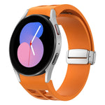 Richard Magnetisches faltbares silbernes Schnallen-Silikon-Uhrenarmband, für Samsung Galaxy Watch 6 40 / 44mm, für Samsung Galaxy Watch 5 40 / 44mm, für Samsung Galaxy Watch 4 40 / 44mm
