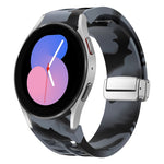 Richard Magnetisches faltbares silbernes Schnallen-Silikon-Uhrenarmband, für Samsung Galaxy Watch 6 40 / 44mm, für Samsung Galaxy Watch 5 40 / 44mm, für Samsung Galaxy Watch 4 40 / 44mm