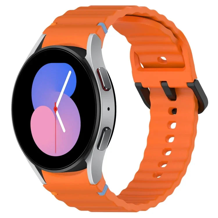 Schwarzes Silikonarmband mit Wellenmuster und Ziernähten, passend für Samsung Galaxy Watch 5 (40/44 mm), Samsung Galaxy Watch 5 Pro, Samsung Galaxy Watch 4 (40/44 mm) und Samsung Galaxy Watch 4 Classic (42/46 mm).