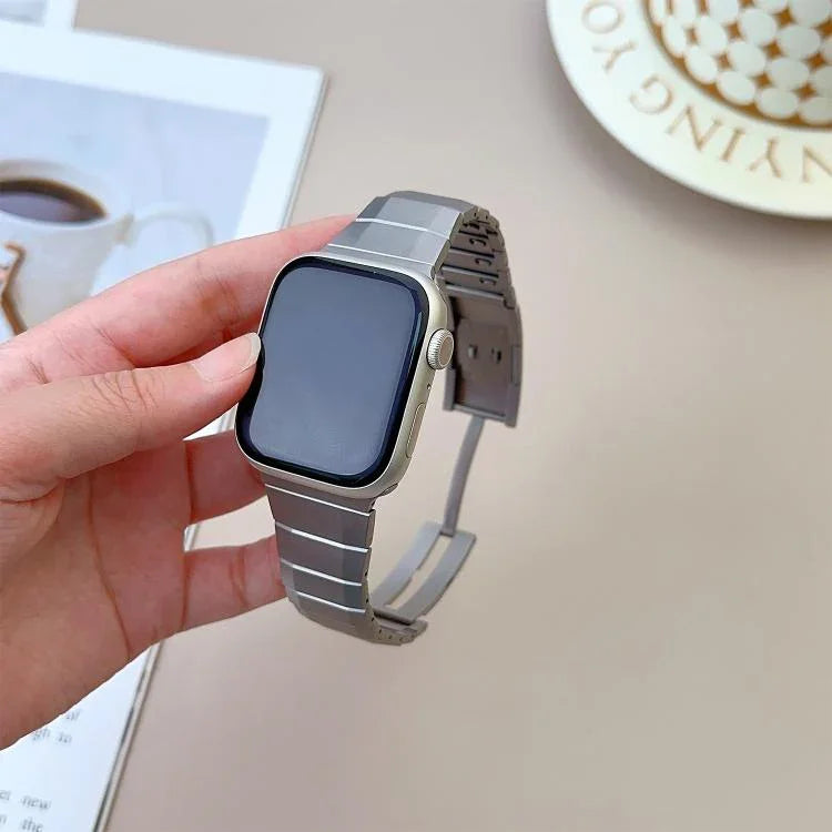 Abnehmbares, gebogenes Edelstahl-Armband, passend für Apple Watch 46 mm / 49 mm / 45 mm / 44 mm und 42 mm / 41 mm / 40 mm / 38 mm