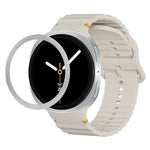Lünette mit rautenförmiger Textur und farbiges Silikonarmband mit gewellter Ziernaht, passend für Samsung Galaxy Watch8 44 mm und 40 mm.