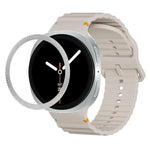Lünette mit rautenförmiger Textur und farbiges Silikonarmband mit gewellter Ziernaht, passend für Samsung Galaxy Watch8 44 mm und 40 mm.