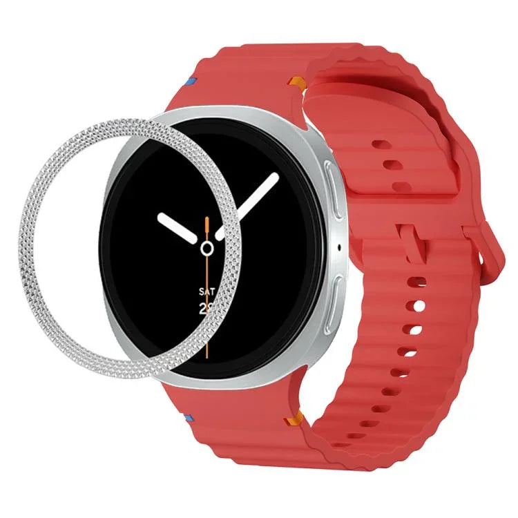 Lünette mit rautenförmiger Textur und farbiges Silikonarmband mit gewellter Ziernaht, passend für Samsung Galaxy Watch8 44 mm und 40 mm.