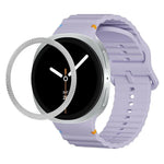 Lünette mit rautenförmiger Textur und farbiges Silikonarmband mit gewellter Ziernaht, passend für Samsung Galaxy Watch8 44 mm und 40 mm.