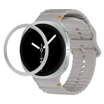 Lünette mit rautenförmiger Textur und farbiges Silikonarmband mit gewellter Ziernaht, passend für Samsung Galaxy Watch8 44 mm und 40 mm.