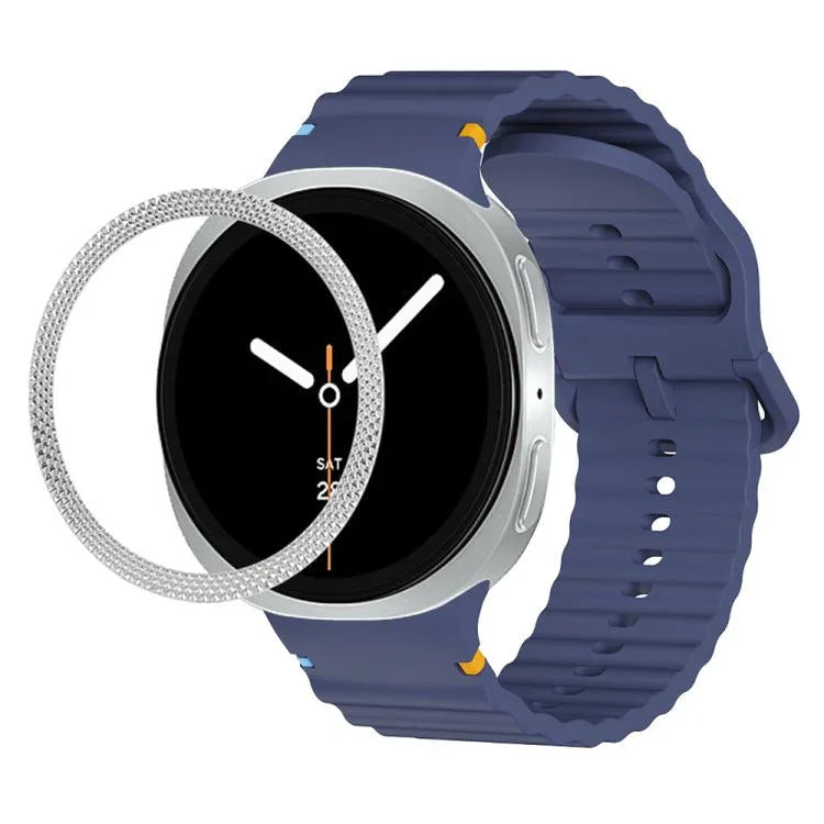 Lünette mit rautenförmiger Textur und farbiges Silikonarmband mit gewellter Ziernaht, passend für Samsung Galaxy Watch8 44 mm und 40 mm.