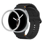 Lünette mit rautenförmiger Textur und farbiges Silikonarmband mit gewellter Ziernaht, passend für Samsung Galaxy Watch8 44 mm und 40 mm.