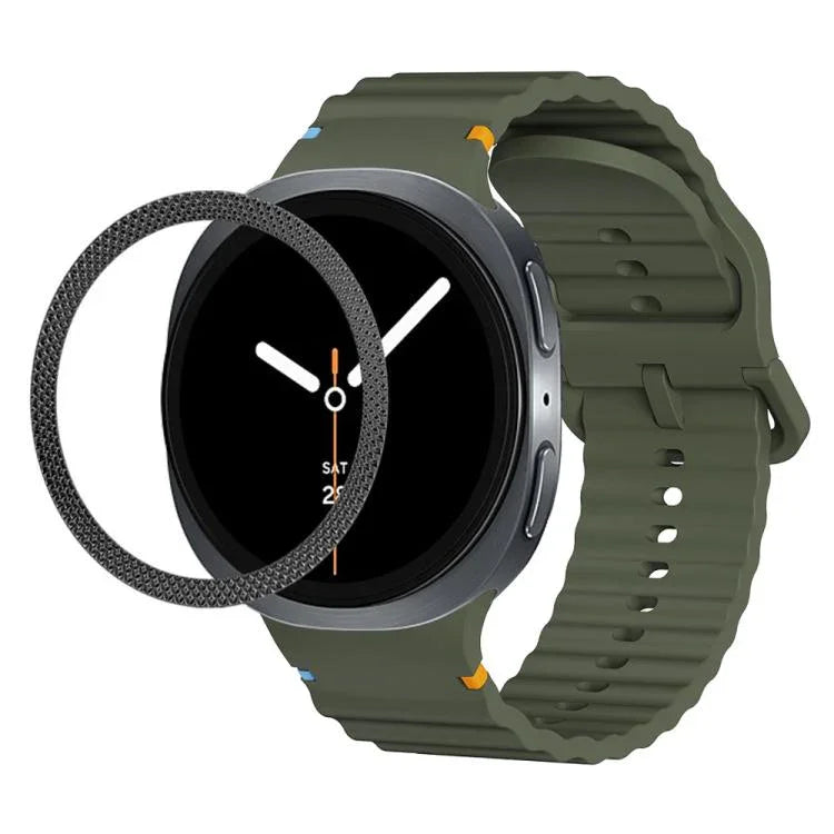 Lünette mit rautenförmiger Textur und farbiges Silikonarmband mit gewellter Ziernaht, passend für Samsung Galaxy Watch8 44 mm und 40 mm.