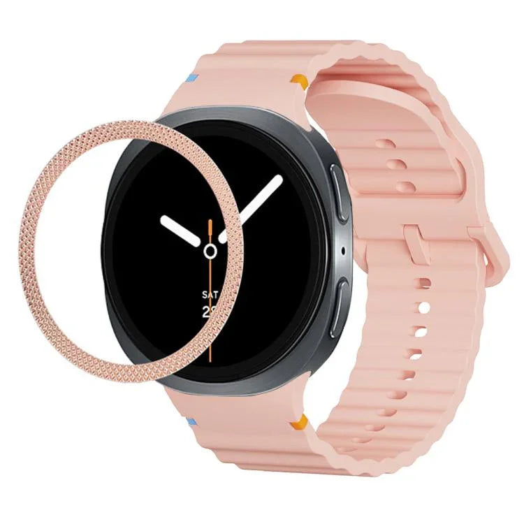 Lünette mit rautenförmiger Textur und farbiges Silikonarmband mit gewellter Ziernaht, passend für Samsung Galaxy Watch8 44 mm und 40 mm.