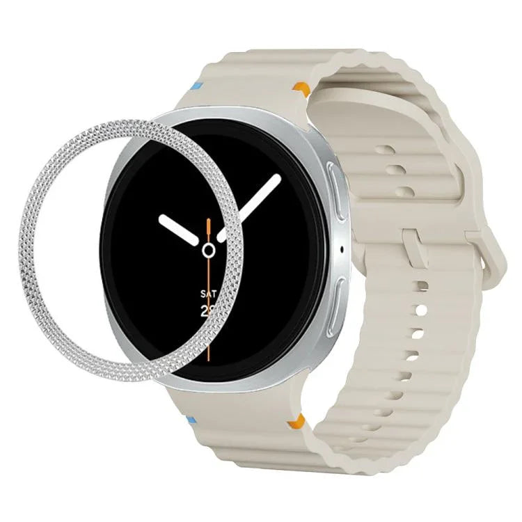 Lünette mit rautenförmiger Textur und farbiges Silikonarmband mit gewellter Ziernaht, passend für Samsung Galaxy Watch8 44 mm und 40 mm.