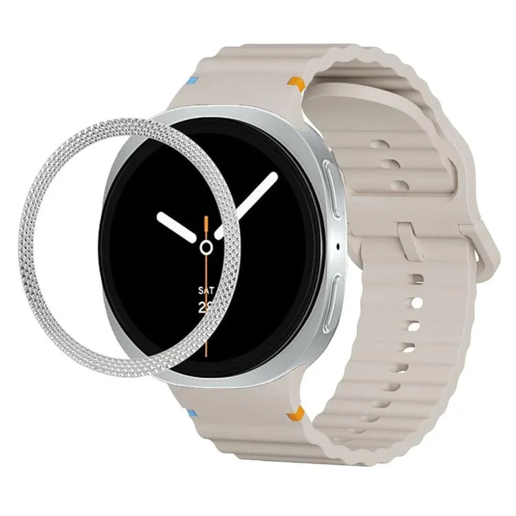 Lünette mit rautenförmiger Textur und farbiges Silikonarmband mit gewellter Ziernaht, passend für Samsung Galaxy Watch8 44 mm und 40 mm.