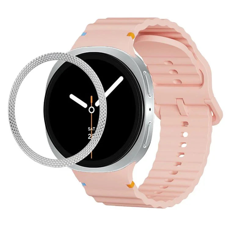 Lünette mit rautenförmiger Textur und farbiges Silikonarmband mit gewellter Ziernaht, passend für Samsung Galaxy Watch8 44 mm und 40 mm.