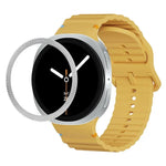 Lünette mit rautenförmiger Textur und farbiges Silikonarmband mit gewellter Ziernaht, passend für Samsung Galaxy Watch8 44 mm und 40 mm.