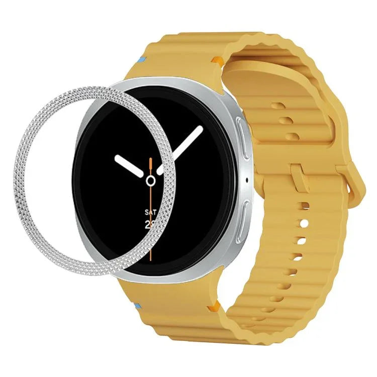 Lünette mit rautenförmiger Textur und farbiges Silikonarmband mit gewellter Ziernaht, passend für Samsung Galaxy Watch8 44 mm und 40 mm.