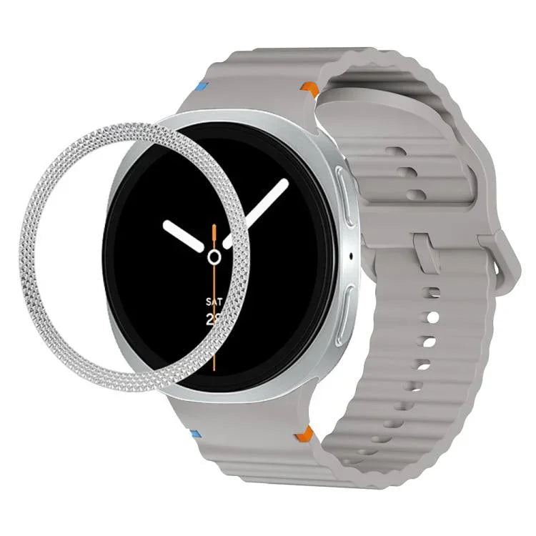 Lünette mit rautenförmiger Textur und farbiges Silikonarmband mit gewellter Ziernaht, passend für Samsung Galaxy Watch8 44 mm und 40 mm.