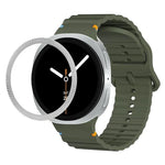 Lünette mit rautenförmiger Textur und farbiges Silikonarmband mit gewellter Ziernaht, passend für Samsung Galaxy Watch8 44 mm und 40 mm.