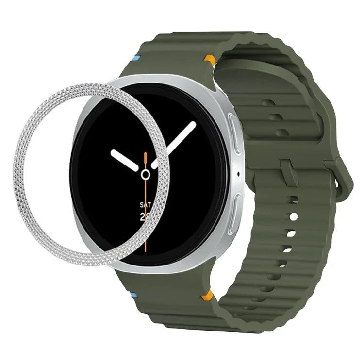 Lünette mit rautenförmiger Textur und farbiges Silikonarmband mit gewellter Ziernaht, passend für Samsung Galaxy Watch8 44 mm und 40 mm.