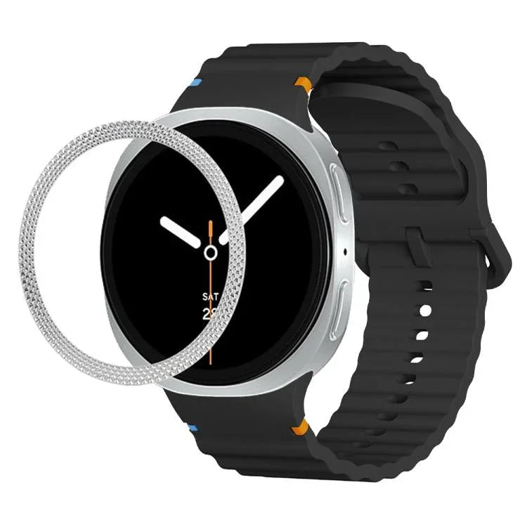 Lünette mit rautenförmiger Textur und farbiges Silikonarmband mit gewellter Ziernaht, passend für Samsung Galaxy Watch8 44 mm und 40 mm.