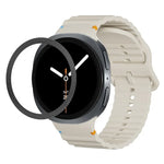 Lünette mit rautenförmiger Textur und farbiges Silikonarmband mit gewellter Ziernaht, passend für Samsung Galaxy Watch8 44 mm und 40 mm.