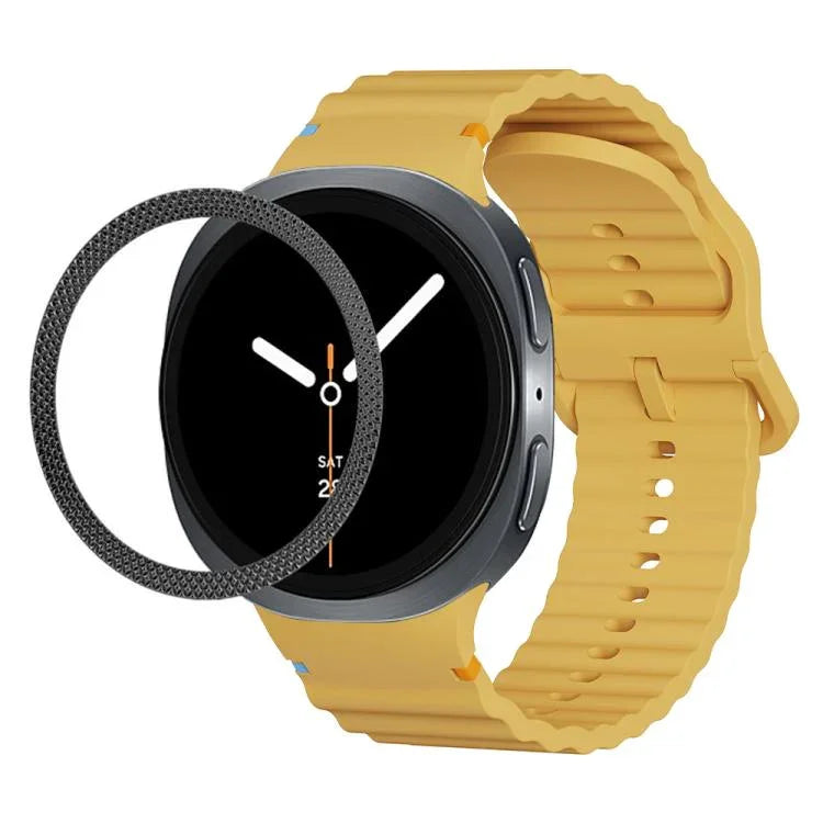 Lünette mit rautenförmiger Textur und farbiges Silikonarmband mit gewellter Ziernaht, passend für Samsung Galaxy Watch8 44 mm und 40 mm.