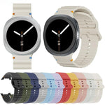 Lünette mit rautenförmiger Textur und farbiges Silikonarmband mit gewellter Ziernaht, passend für Samsung Galaxy Watch8 44 mm und 40 mm.