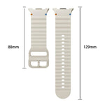 Lünette mit rautenförmiger Textur und farbiges Silikonarmband mit gewellter Ziernaht, passend für Samsung Galaxy Watch8 44 mm und 40 mm.