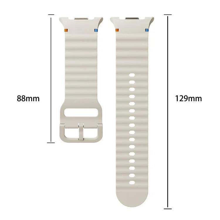 Lünette mit rautenförmiger Textur und farbiges Silikonarmband mit gewellter Ziernaht, passend für Samsung Galaxy Watch8 44 mm und 40 mm.
