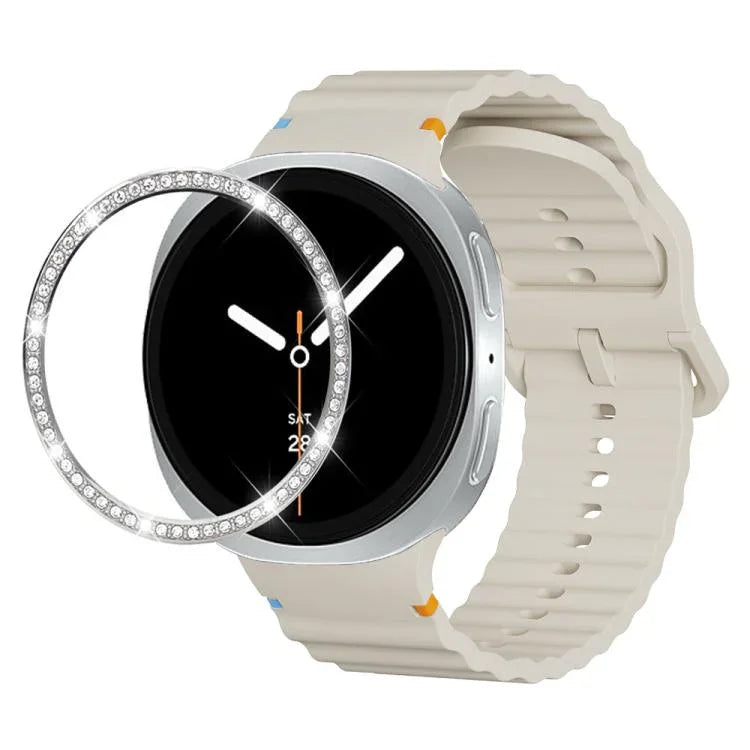 Diamantbesetzte Lünette und gewelltes, genähtes Silikonarmband mit Dornschließe, passend für Samsung Galaxy Watch8 44 mm und 40 mm.