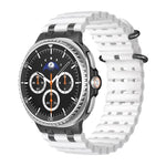 Atmungsaktives Silikonarmband mit Löchern, schwarzer Ringschnalle, passend für Samsung Galaxy Watch8 / Watch8 Classic