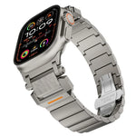 Uhrenarmband mit Hammerschlag-Muster, Schmetterlingsschließe, Edelstahlkopf, einreihig, Titanlegierung, für Apple Watch 46 mm / 49 mm / 45 mm / 44 mm