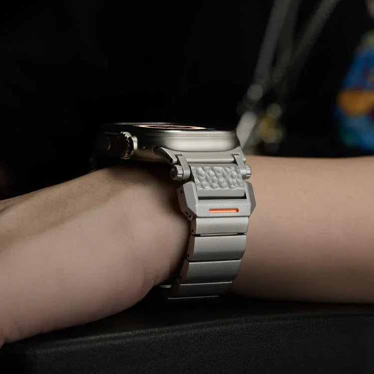 Uhrenarmband mit Hammerschlag-Muster, Schmetterlingsschließe, Edelstahlkopf, einreihig, Titanlegierung, für Apple Watch 46 mm / 49 mm / 45 mm / 44 mm