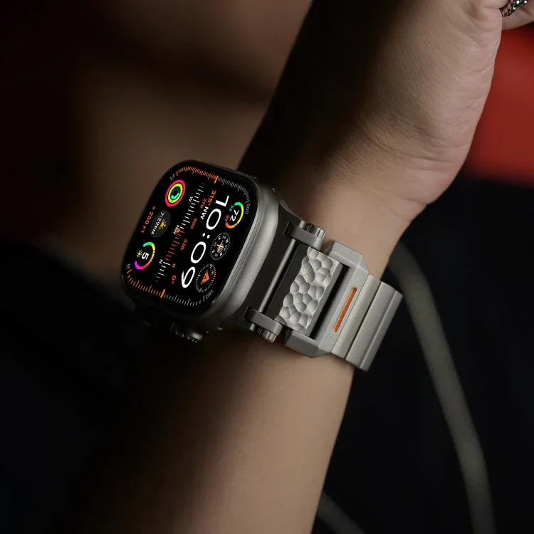Uhrenarmband mit Hammerschlag-Muster, Schmetterlingsschließe, Edelstahlkopf, einreihig, Titanlegierung, für Apple Watch 46 mm / 49 mm / 45 mm / 44 mm