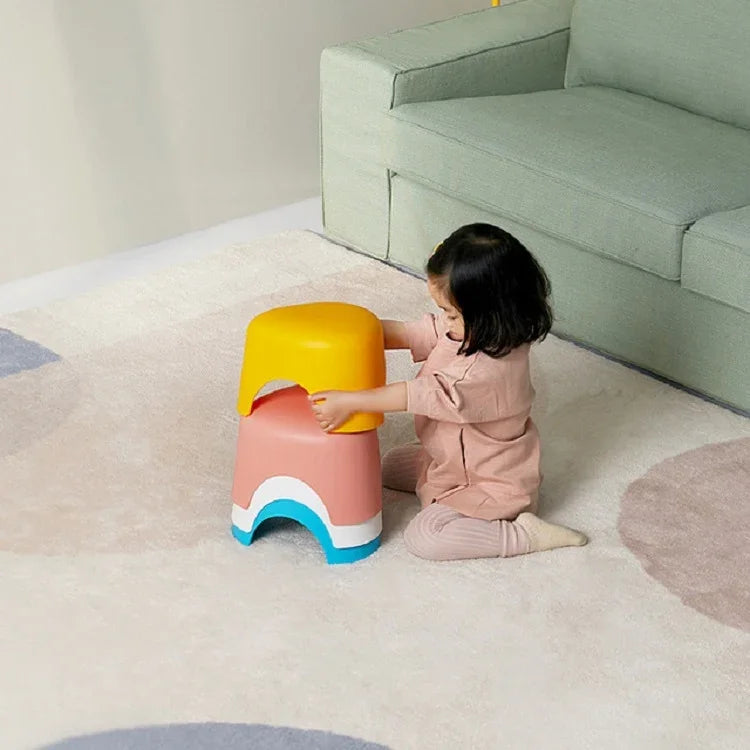 Kinderhocker für Zuhause, Wohnzimmer, Dreieck, kleiner Hocker, rutschfest, kurzer Plastikhocker, klein