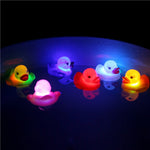 2 Stück LED Wasserinduktionslicht Enten Baby-Badespielzeug, zufällige Farblieferung, Lichtente Badespielzeug