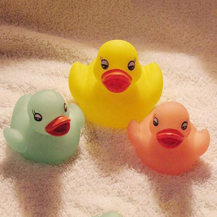 2 Stück LED Wasserinduktionslicht Enten Baby-Badespielzeug, zufällige Farblieferung, Lichtente Badespielzeug