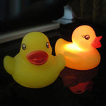 2 Stück LED Wasserinduktionslicht Enten Baby-Badespielzeug, zufällige Farblieferung, Lichtente Badespielzeug